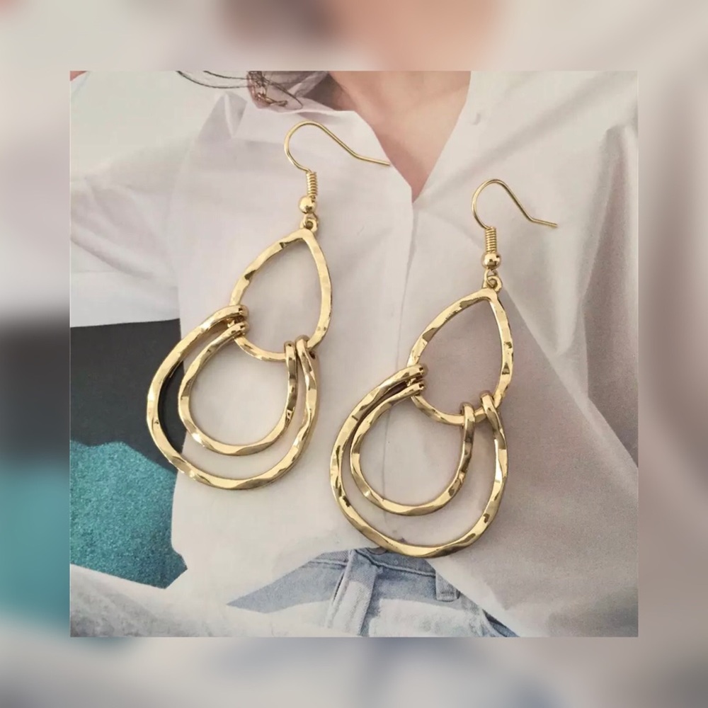 ⭐️ 3 for $30 SPECIAL ⭐️ Modern gold colored hammered drop earrings